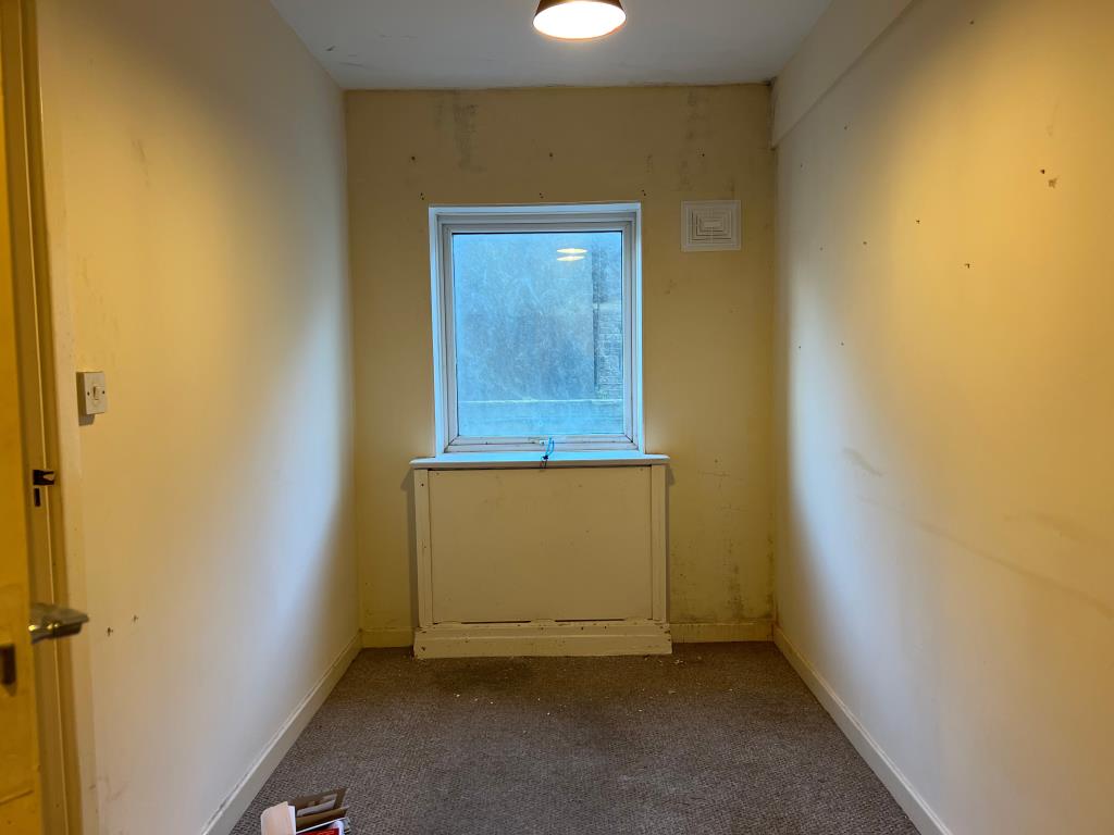 Lot: 32 - ONE BEDROOM APARTMENT FOR INVESTMENT - Bedroom with a north facing window